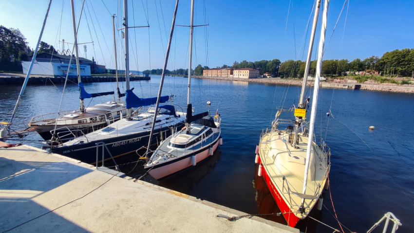 Яхты у причала на фоне старинных зданий