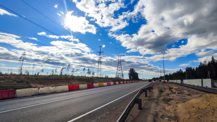 Линии электропередачи вдоль трассы с временными барьерами