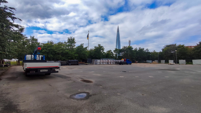 Площадка с техникой и видом на башню «Лахта Центр»