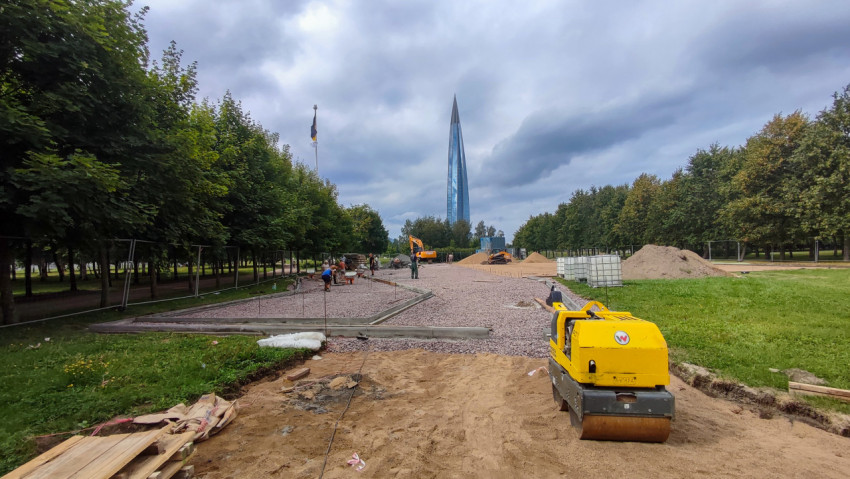 Строительные работы в парке с видом на башню «Лахта Центр»