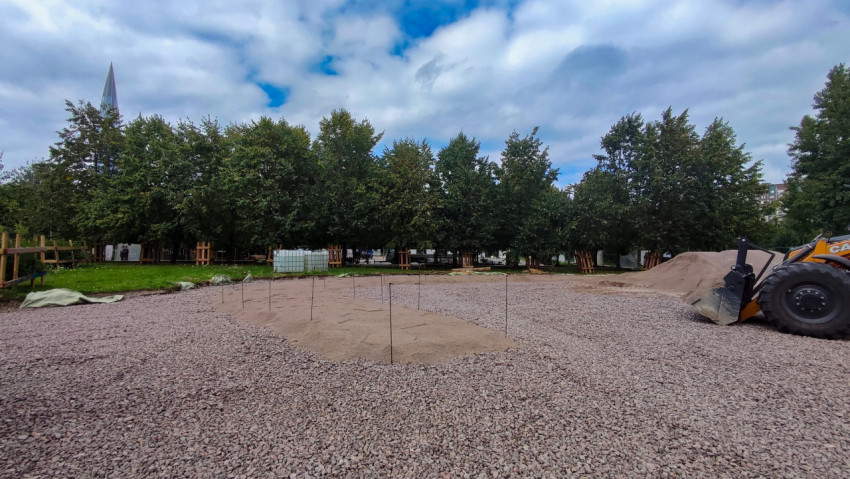 Подготовка участка с песчаным основанием и видом на башню «Лахта Центр»