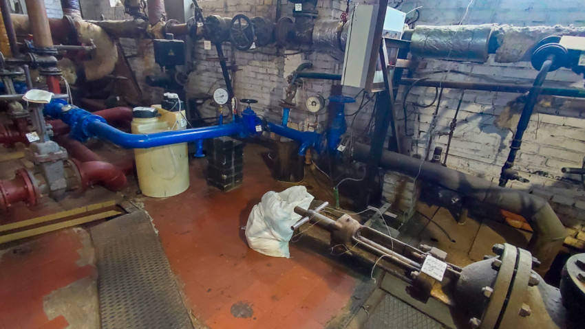 Помещение насосной станции с трубопроводом и измерительным оборудованием