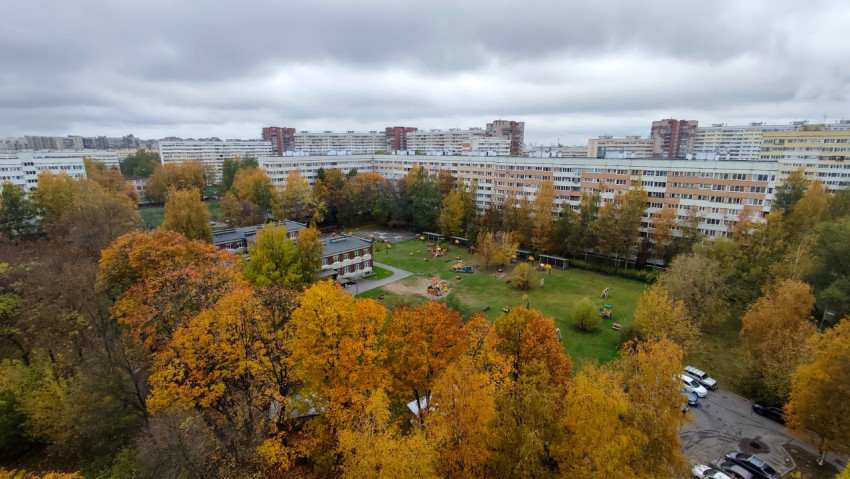 Осенняя придомовая территория с жилой застройкой