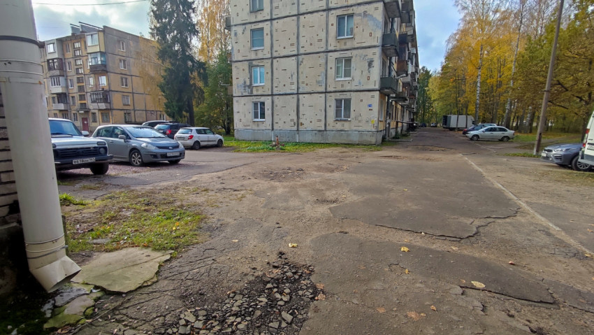 Двор между панельными домами с парковкой и асфальтовым покрытием