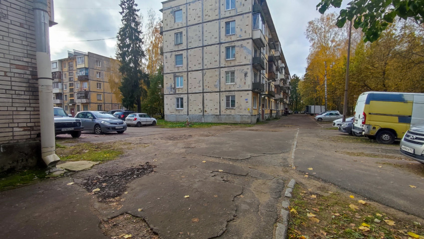 Двор панельного жилого дома с припаркованными автомобилями