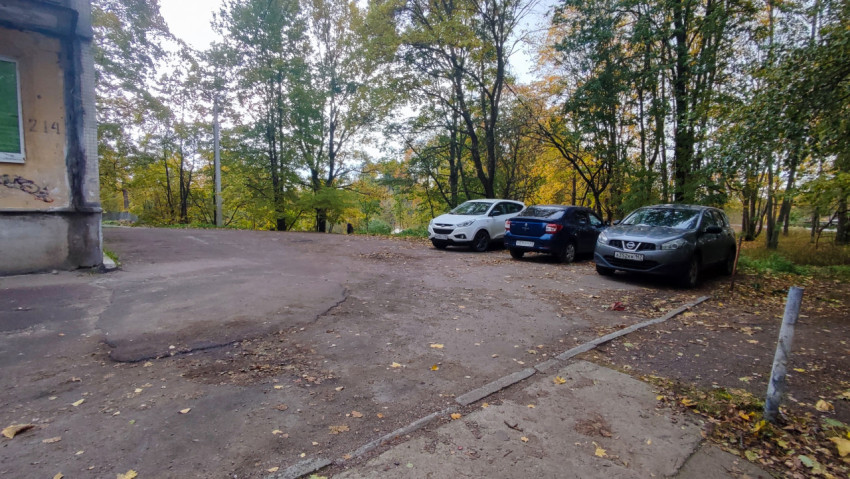Парковка у жилого дома с осенними деревьями