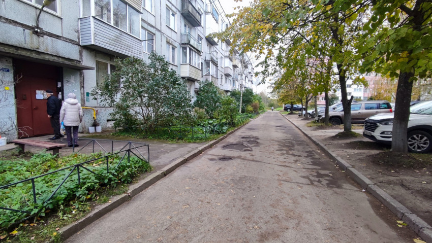 Подъезд жилого дома с пешеходной дорожкой и зелёными насаждениями