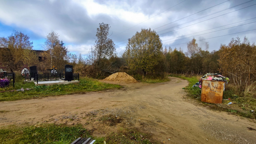 Въездная дорога к кладбищу и контейнер для венков