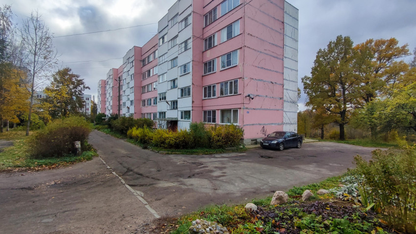 Розово-белые жилые дома в типовом квартале