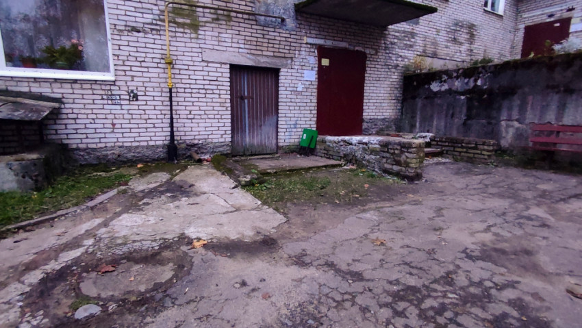 Подъезд кирпичного дома с дверью и техническим помещением