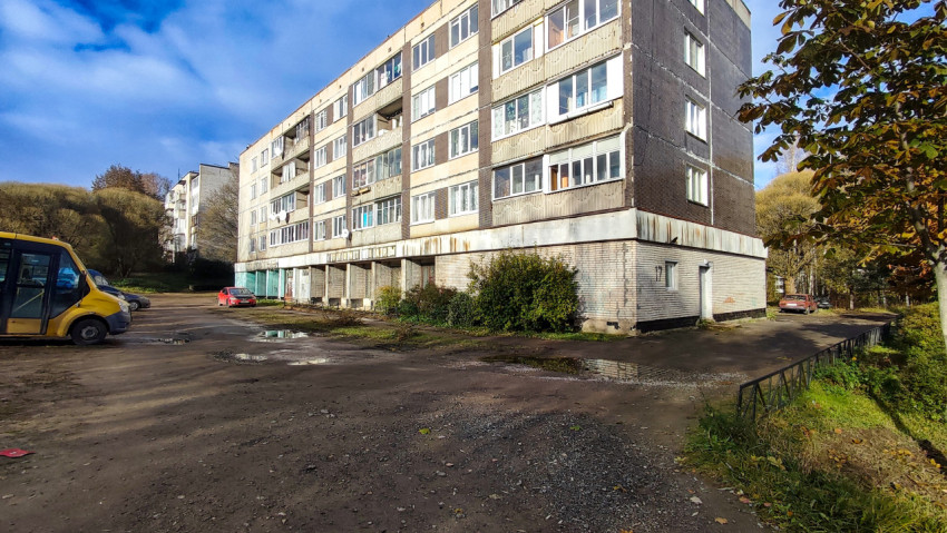 Вид на жилой дом с торца и прилегающий двор