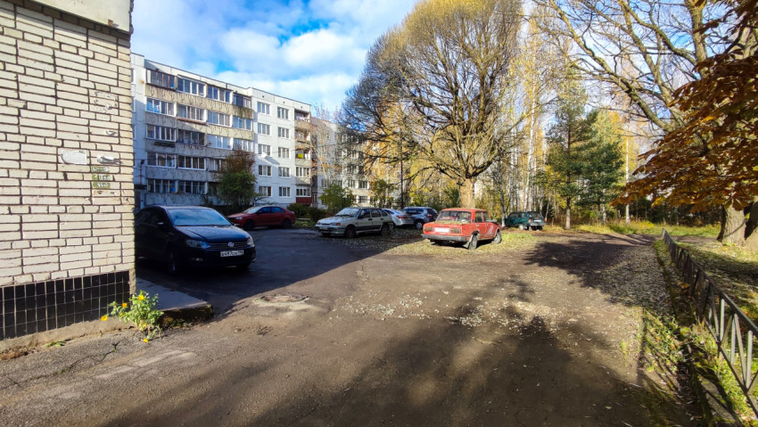 Дворовая парковка у панельного жилого дома