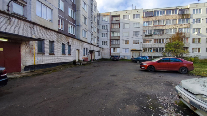 Парковочная площадка между жилыми домами