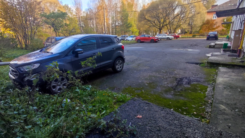 Внутриквартальная территория с парковкой и зелёной зоной