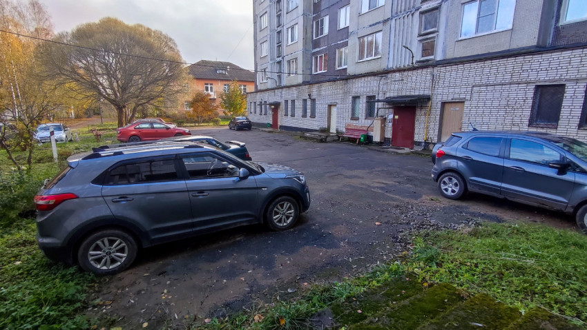 Дворовая зона у панельного жилого дома