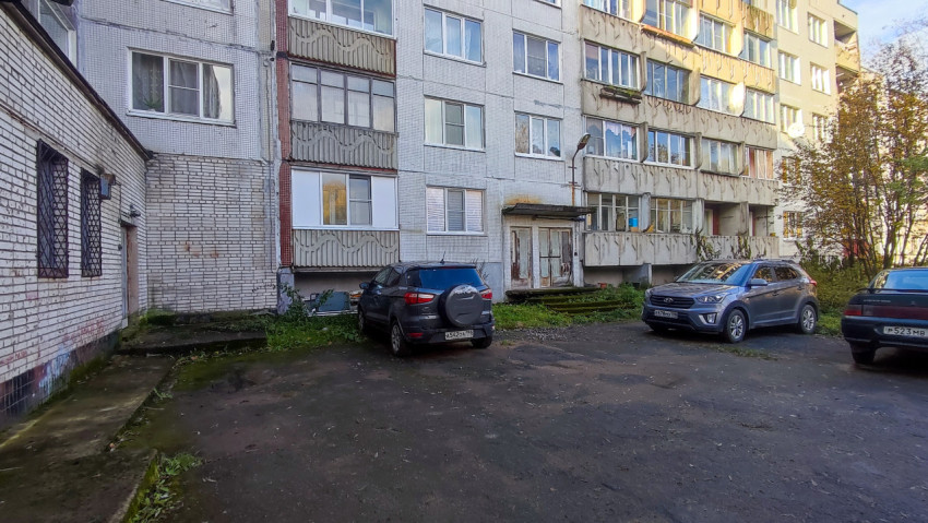 Подъездная зона и припаркованные автомобили