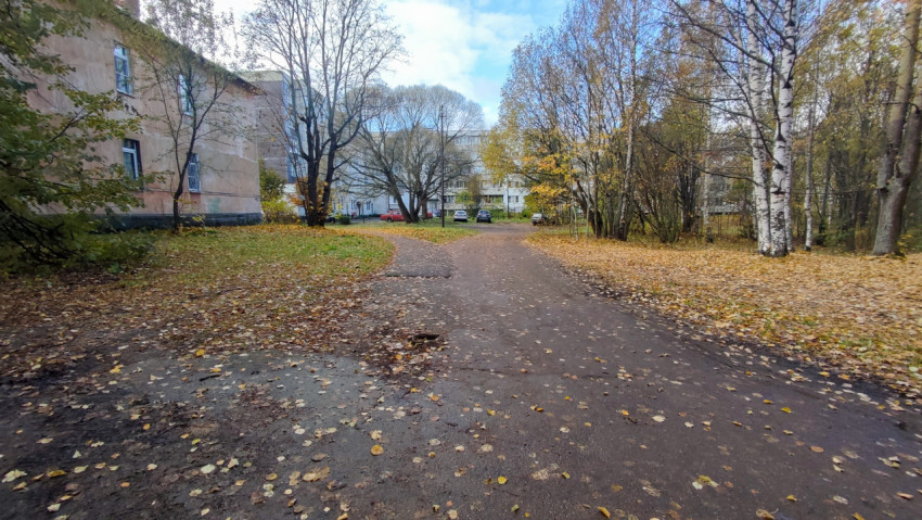 Грунтовая дорога во дворе между жилыми домами