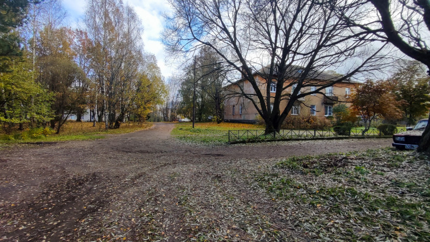 Разрушенный участок асфальтового покрытия в жилом дворе