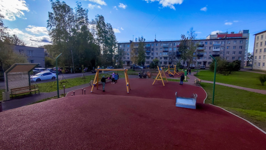 Детская площадка с игровыми элементами и покрытием из резиновой крошки