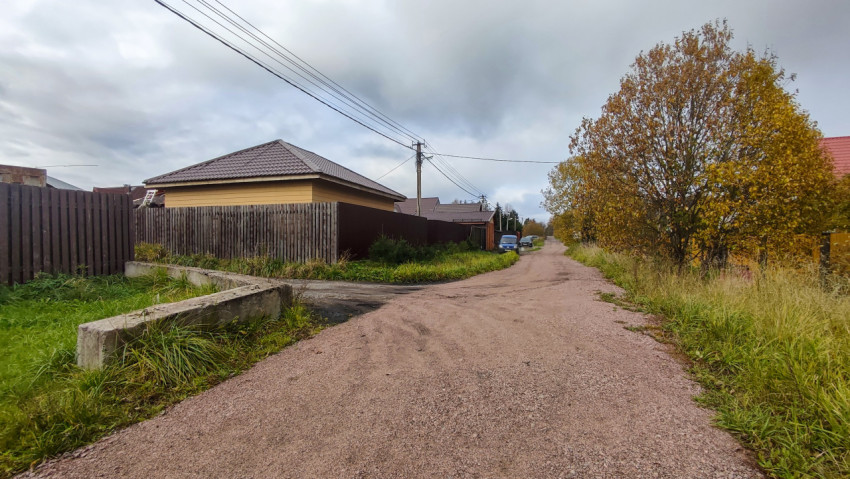 Гравийная улица между частными домами в пасмурную погоду