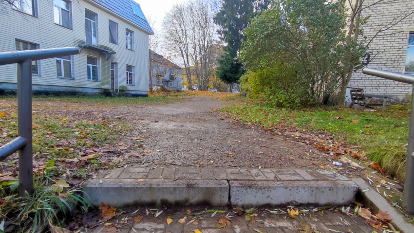 Пешеходная лестница на дворовой территории у жилого здания