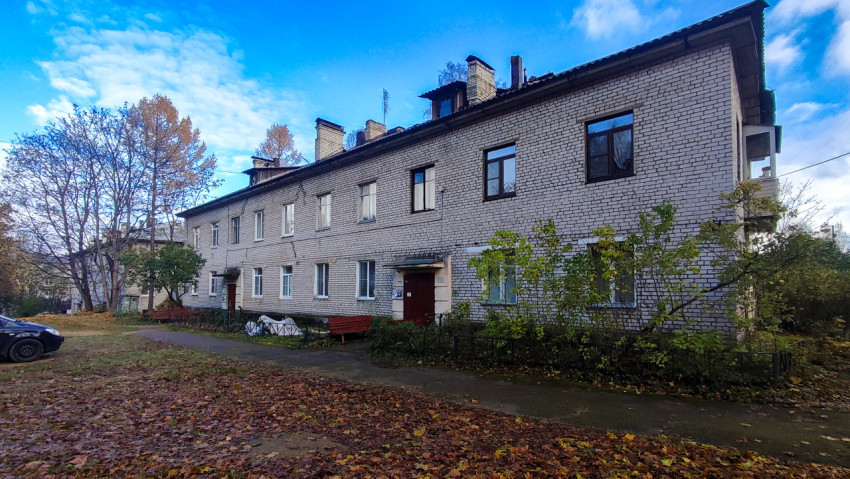 Жилой двухэтажный дом с придомовой территорией