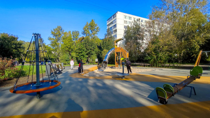 Игровая зона с горкой, качелями и малыми архитектурными формами