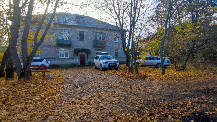 Придомовая территория с парковкой и жилым домом