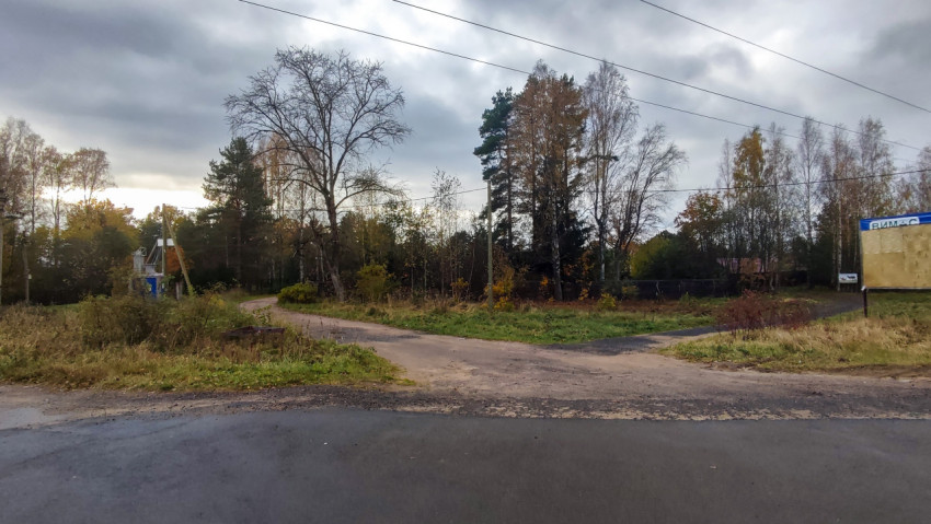 Перекрёсток асфальтированной и грунтовой дорог в деревне