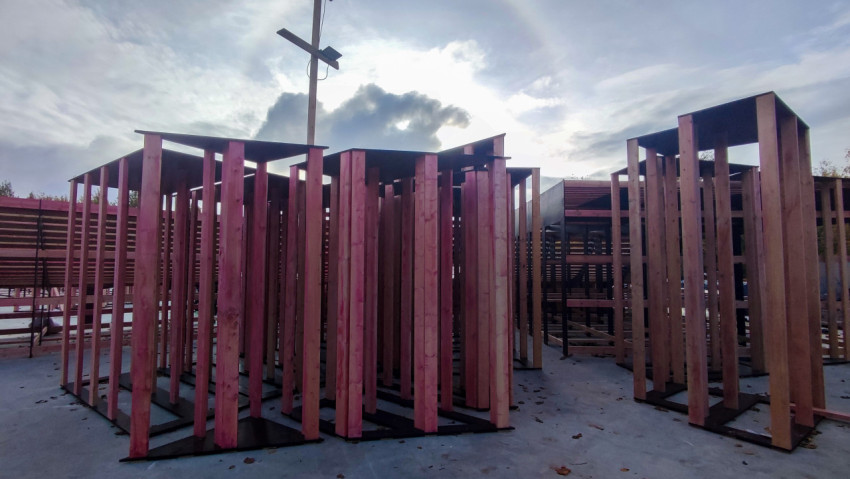 Монтаж опорных деревянных секций будущего скейт-парка