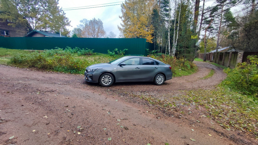 Серый автомобиль на грунтовом перекрёстке в деревне