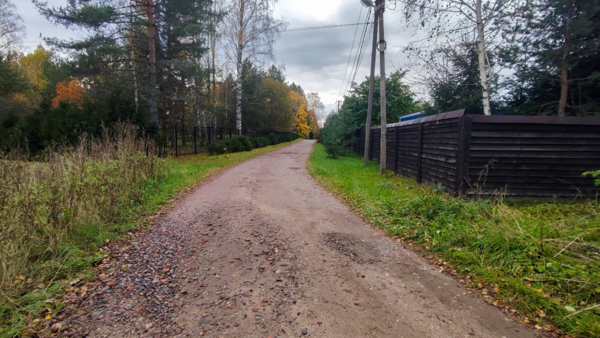 Грунтовая дорога вдоль заборов и линии электропередачи