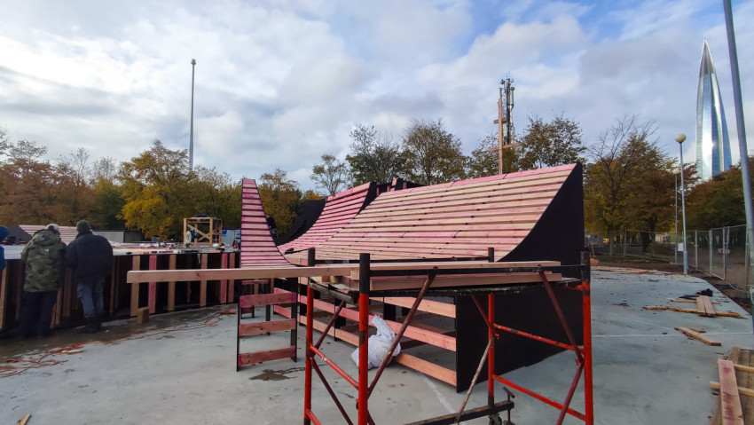 Сборка рампы скейт-парка на открытой спортивной площадке