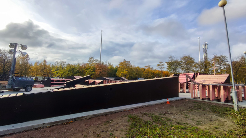 Элементы скейт-парка на этапе сборки каркаса