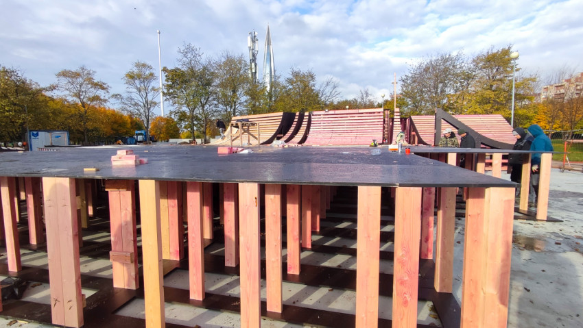 Основание из деревянных балок для рампы скейт-парка