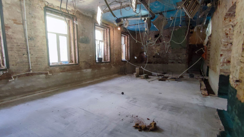 Внутреннее помещение старого здания на этапе реконструкции и изоляции стен