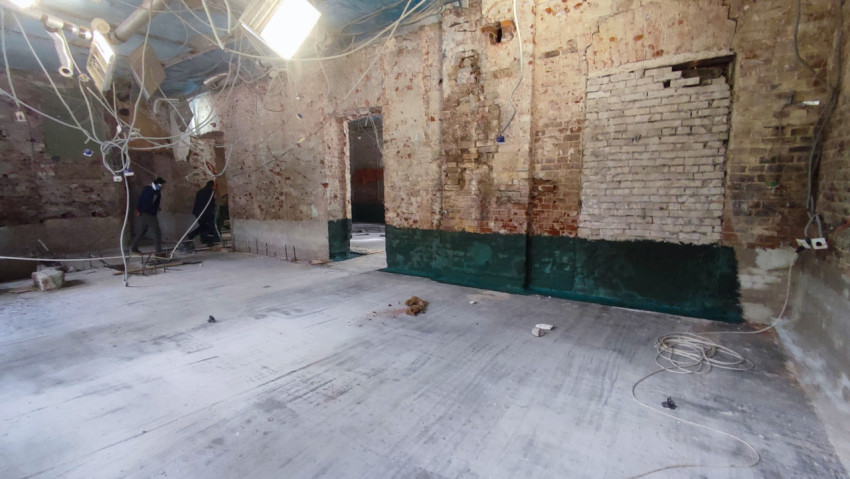 Кирпичные стены здания после частичной реставрации и нанесения гидроизоляции