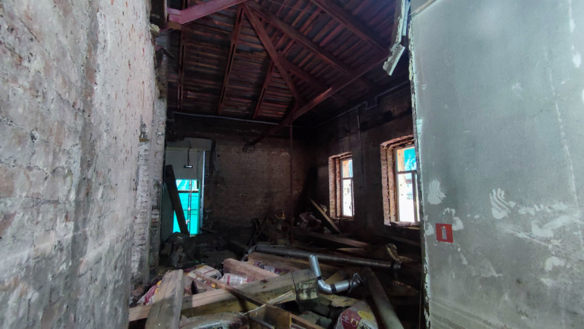 Помещение под кровлей с металлическими балками и следами демонтажа