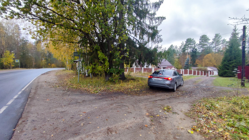 Въезд с грунтовой дороги на шоссе в осенний день