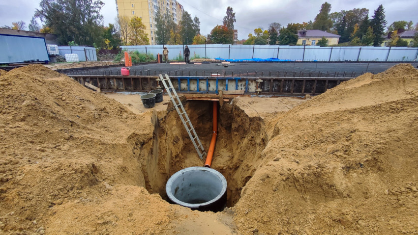 Монтаж бетонного колодца и прокладка канализационной трубы под фундаментом