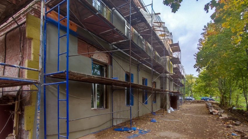 Фасад кирпичного здания с установленными строительными лесами