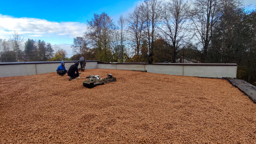 Работы по распределению керамзитового гравия на плоской кровле