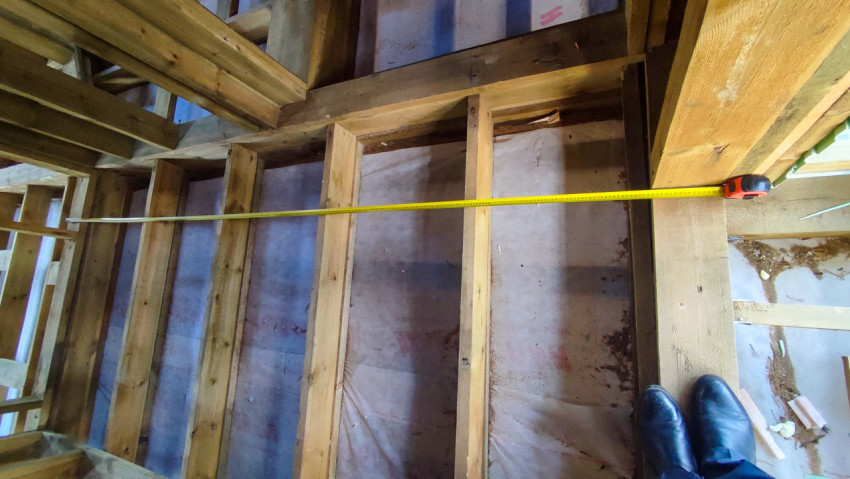 Замер пролёта между балками перекрытия в строящемся доме