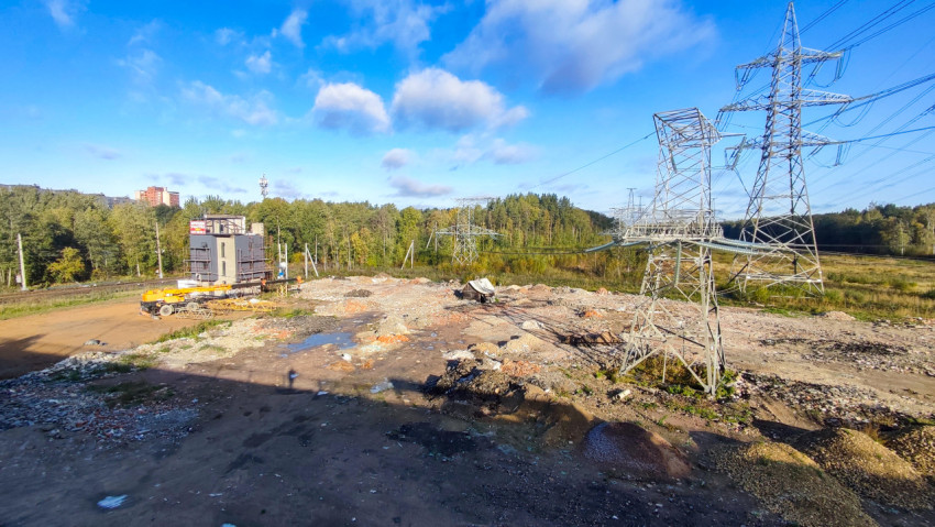 Промышленная площадка у опор высоковольтных линий
