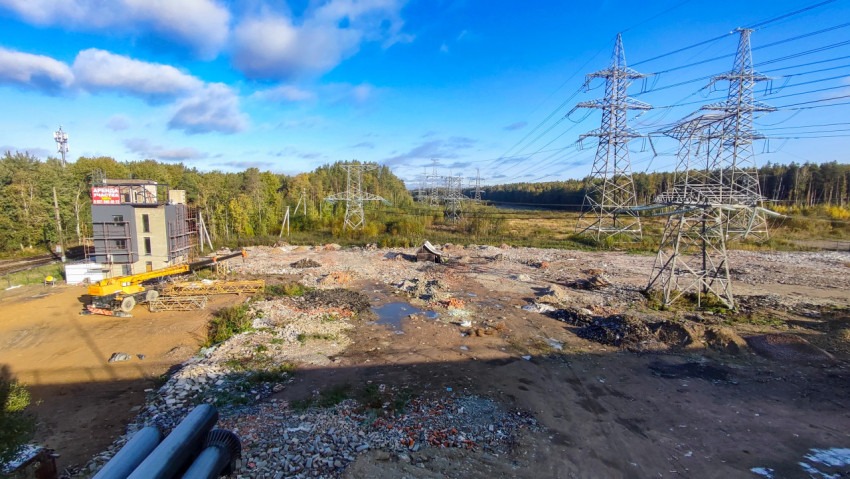 Строительная площадка у линии электропередачи