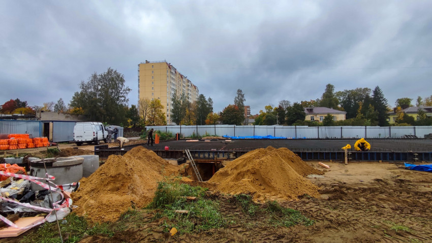 Площадка с арматурным каркасом и подготовкой под заливку бетона