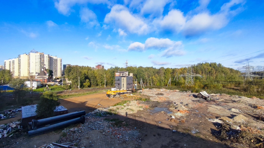 Панорама строительного участка и жилых домов на окраине города