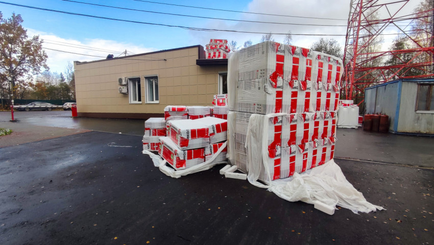 Паллеты утеплителя ТЕХНОНИКОЛЬ перед подачей на кровлю