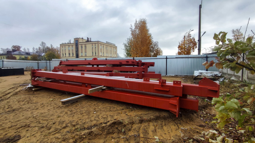 Колонны и балки каркаса котельной, складированные на площадке