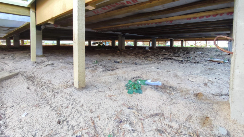 Пространство под домом на свайном основании